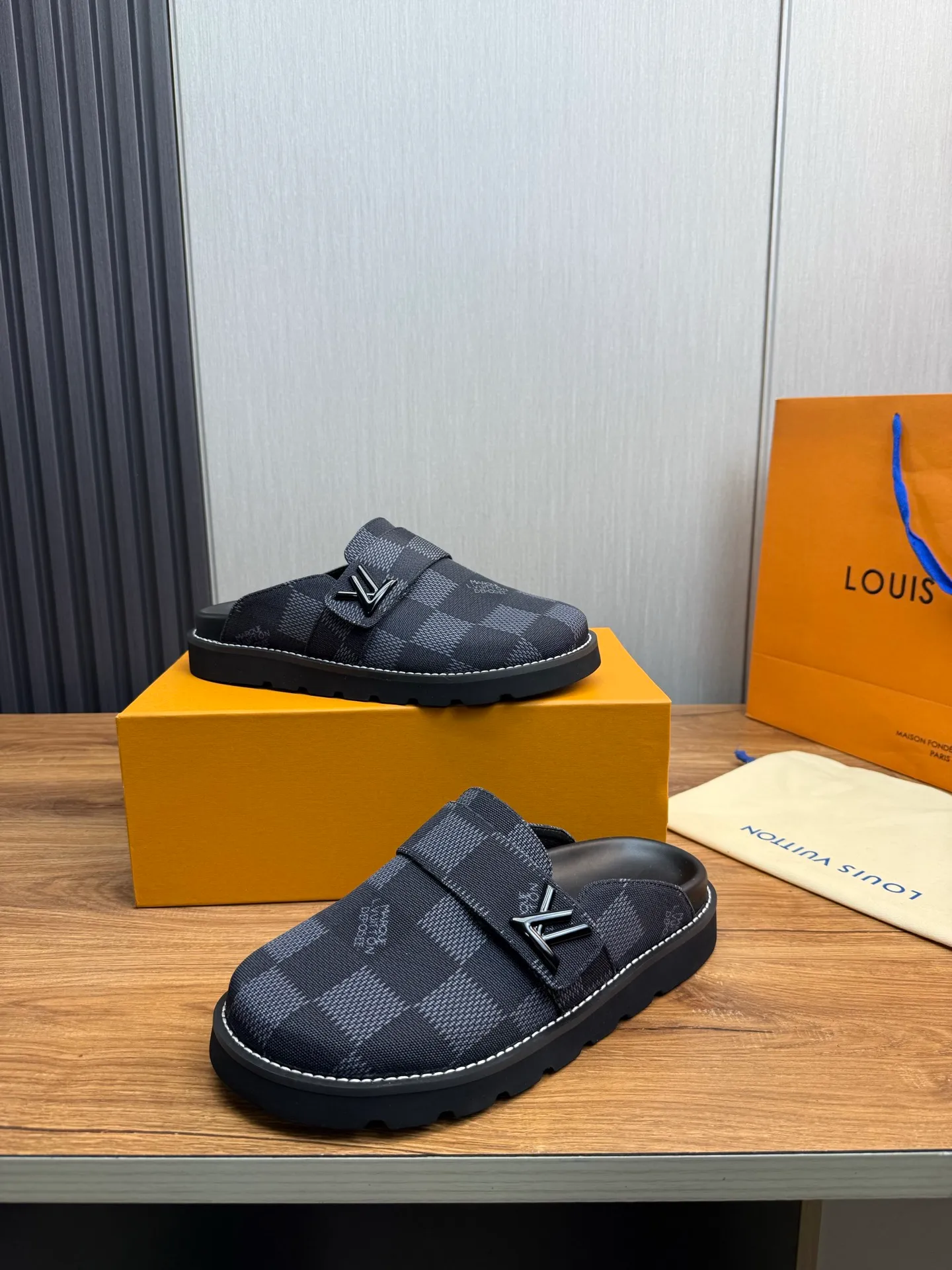 Men's shoes 💰420💰 Lv. hot selling men's slippers 🔥 🩴Official website one to one production 38-45 sizes 45 46 🉑️Customized!